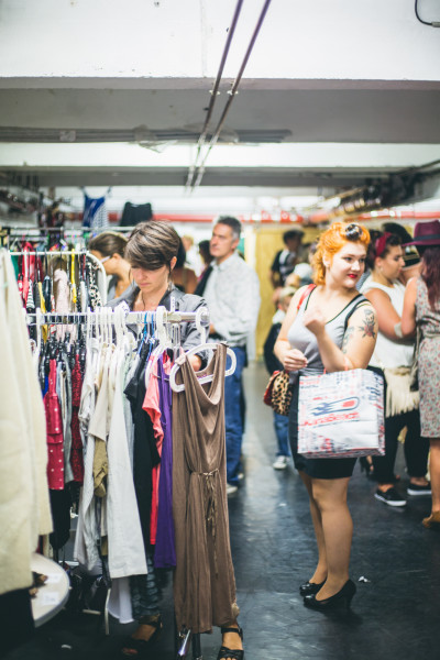 Vide dressing à Strasbourg, vendeuses et clientes stand