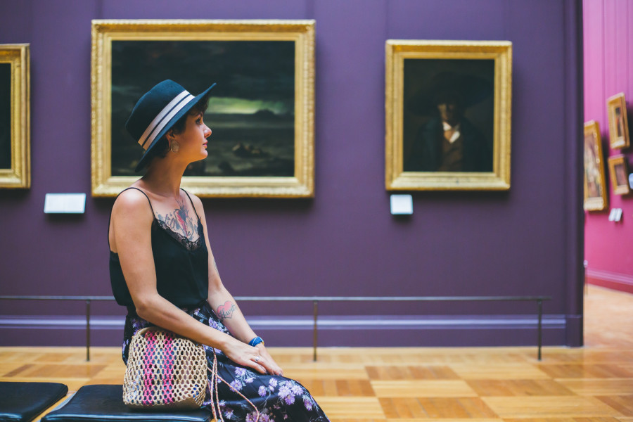 La Parisienne blogueuse mode au Musee du louvre a paris