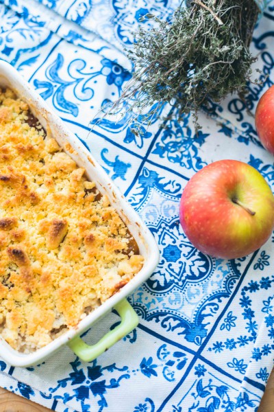 Recette de crumble aux pommes et reine-claude et thym