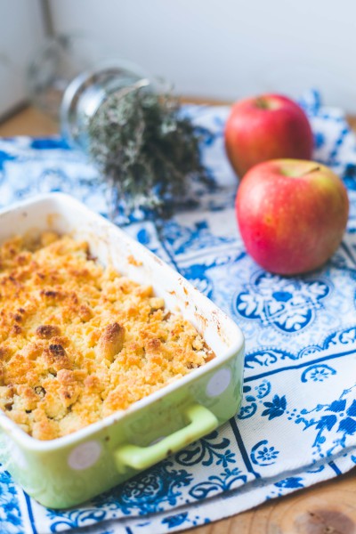 Recette de crumble maison avec du thym facile et rapide à faire aux pommes et reine-claude